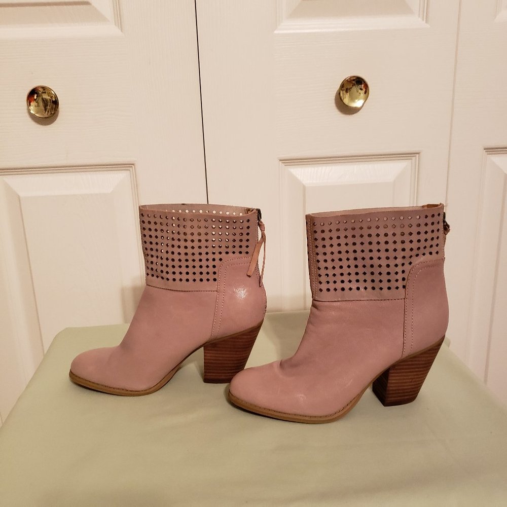 Nine West soft Leather Ankle Boots in size 7.